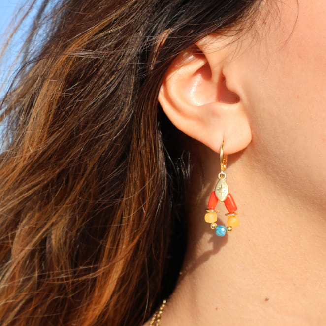 Boucles d’oreilles Bologne en métal doré avec pendentifs multicolores, création artisanale française.