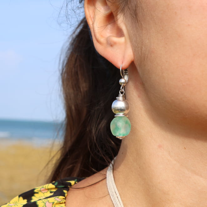 Boucles d’oreilles Chopa en métal plaqué argent et perles vertes, bijou artisanal français.