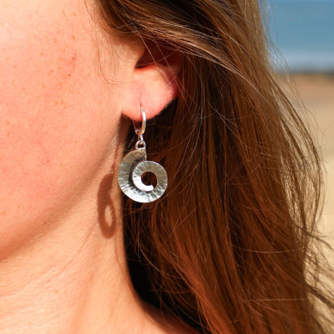 Boucles d’oreilles Cyclone argentées, fabrication artisanale française.