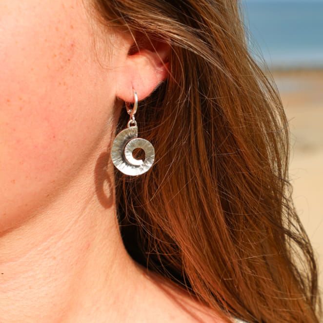 Boucles d’oreilles Cyclone en métal argenté, design artisanal français.