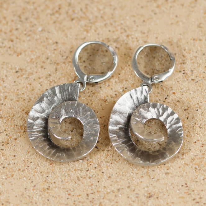 Boucles d’oreilles Cyclone en métal argenté, fabrication artisanale française.