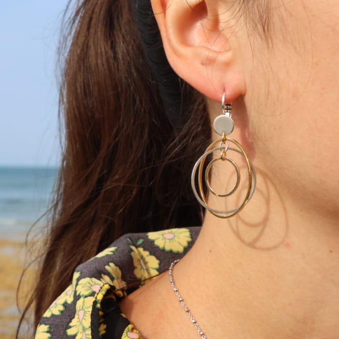 Boucles d’oreilles Electron en métal plaqué argent et doré, fabrication artisanale française.