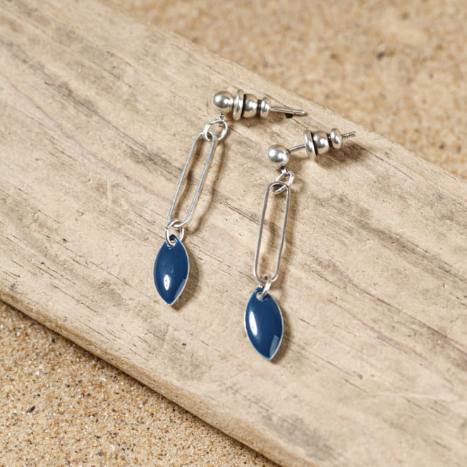 Boucles d’oreilles Épine en métal argenté ornées de perles bleues, fabrication française.