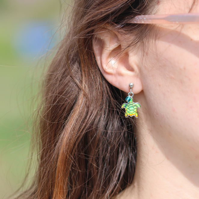 Boucles d’oreilles en métal argenté ornées de perles vert émeraude. Création française.