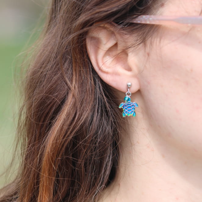 Boucles d’oreilles pendantes en argenté et perles vertes. Fabriquées en France.