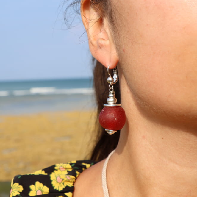Boucles d’oreilles Kiowa en métal plaqué argent et perles rouges, fabrication artisanale française.