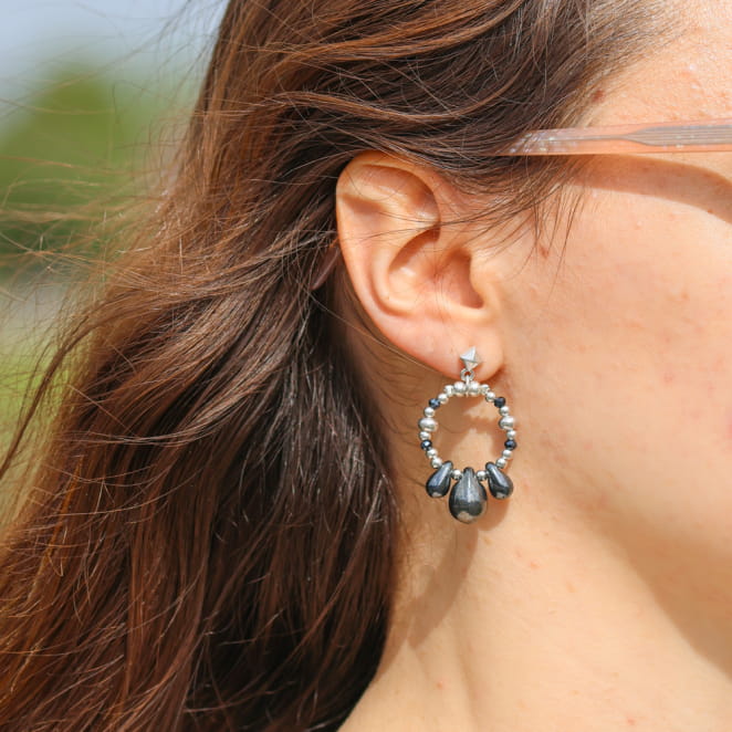Boucles d’oreilles Nate en métal argenté et perles gris anthracite, artisanat français.
