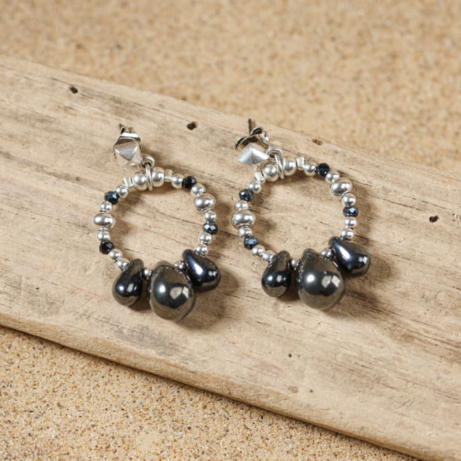 Boucles d’oreilles argentées avec perles gris anthracite, fabrication française.