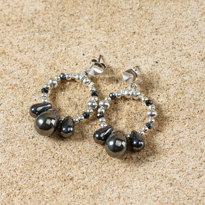 Bijou artisanal : boucles d’oreilles en métal argenté et perles anthracite.