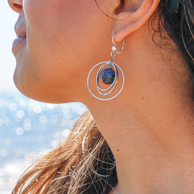 Boucles d’oreilles Arceau en métal plaqué argent et céramique bleu gris, fabrication artisanale française.