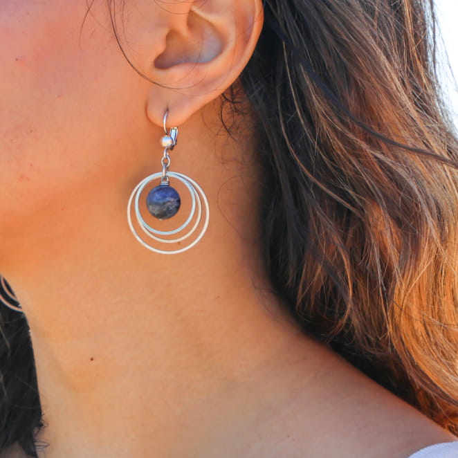 Boucles d’oreilles Arceau en métal plaqué argent et céramique bleu gris, bijou fait main en France.