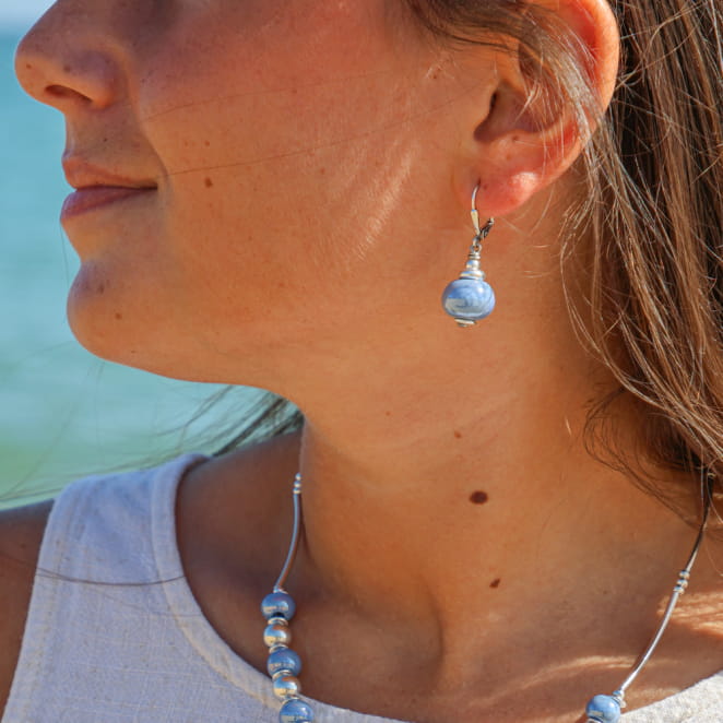 Boucles d’oreilles Seiche en métal plaqué argent et céramique bleu montana, fabrication artisanale française.
