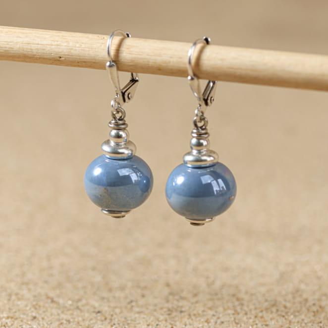 Bijou Seiche argenté et perles bleu Montana, fabrication artisanale française au style marin.