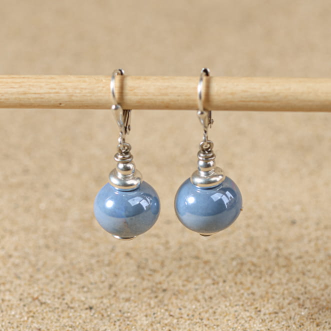Boucles Seiche argentées et perles bleu Montana, création française inspirée de la mer.