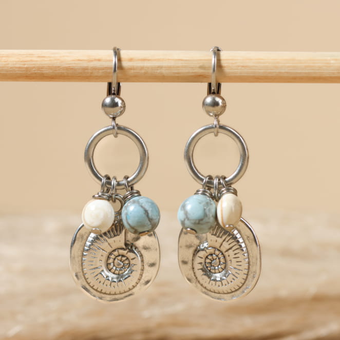 Boucles d’oreilles Abatilles argentées, perles bleu ciel translucide – élégance artisanale sur fond neutre
