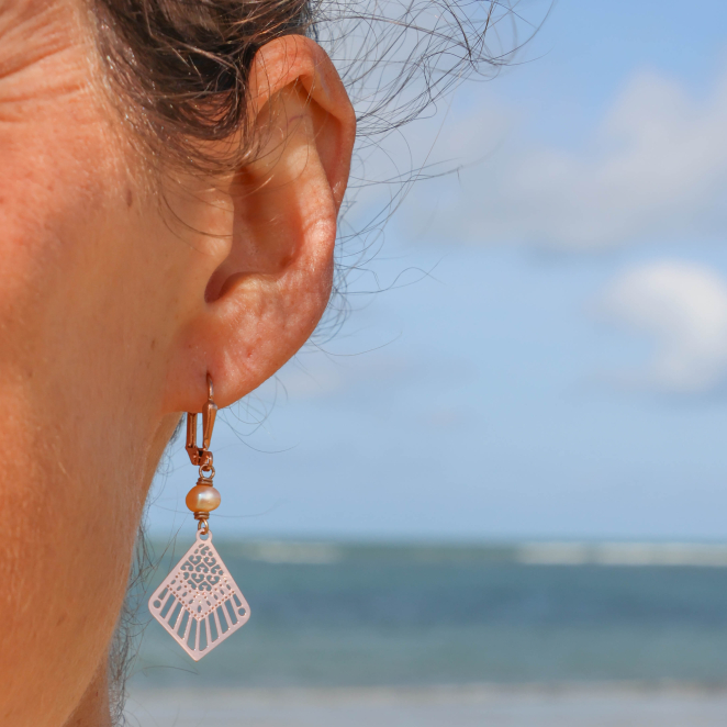 Boucles d’oreilles Adeline en métal doré et pendentifs rose saumon, fabrication artisanale française.