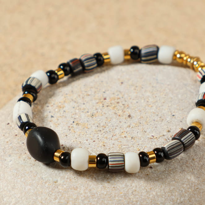 Bracelet Agnès doré avec perles noires et dorées, fabrication française à la main