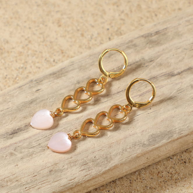 Boucles d'oreilles Aina – bijou en métal doré avec trois cœurs dorés et perle en nacre rose en forme de cœur, fabrication artisanale française