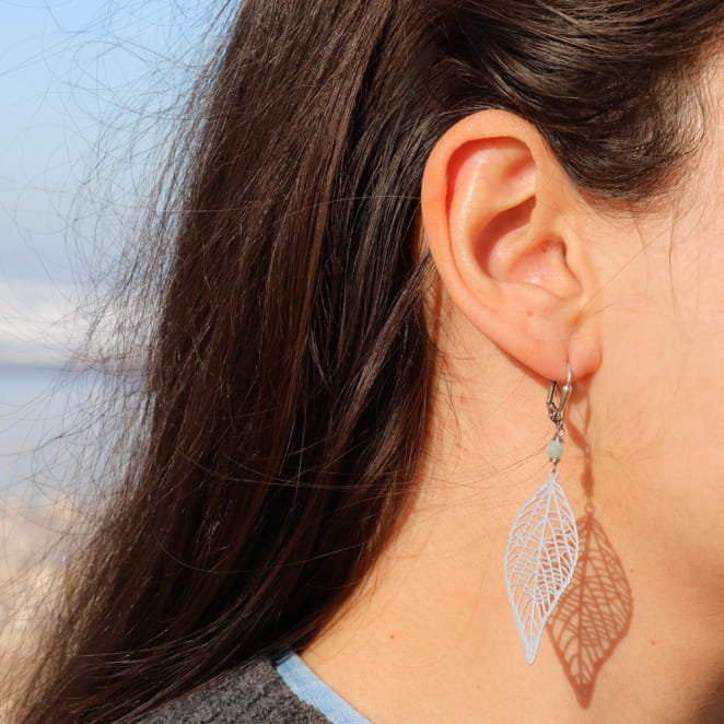 Boucles d’oreilles Alisier argentées et vert d’eau, portées sur peau claire – fabrication française