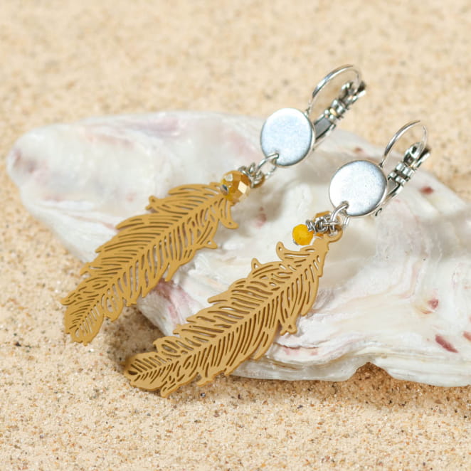 Boucles Ara pendantes en métal argenté et perles jaunes, éclat solaire et légèreté bohème.