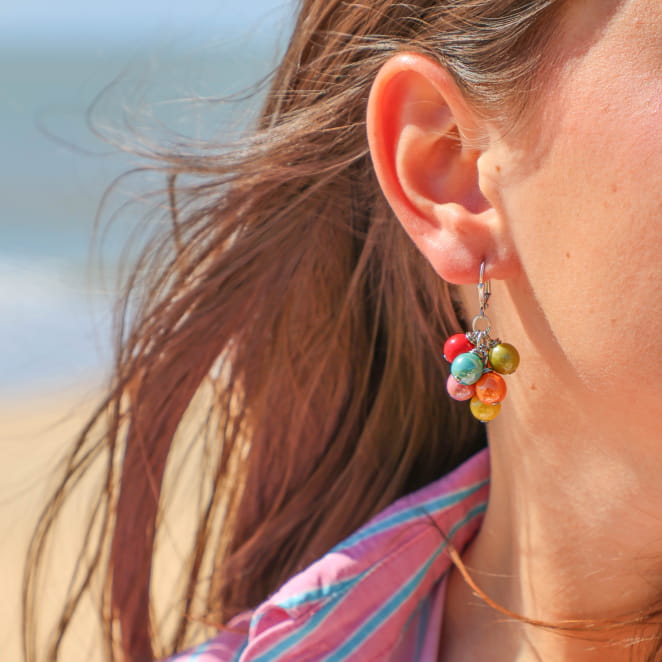 Boucles d’oreilles Aurélie en métal argenté avec perles multicolores, bijou artisanal français.