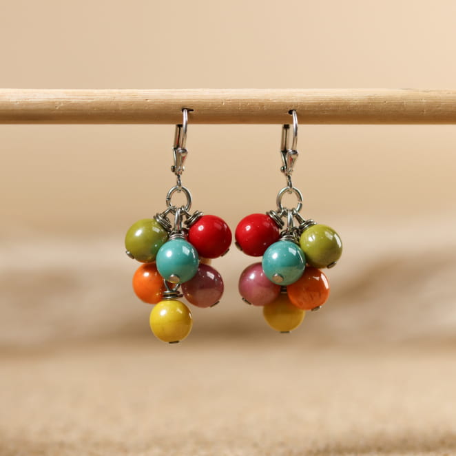 Boucles d'oreilles Aurélie en grappe de perles multicolores.