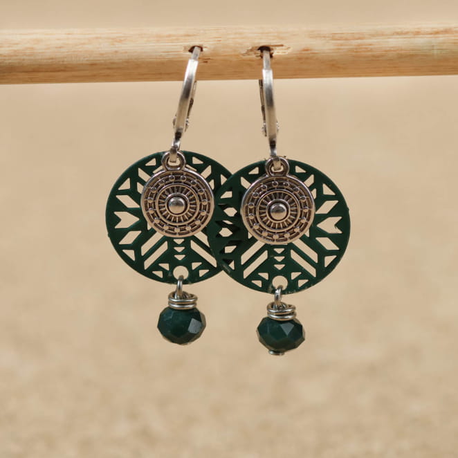 Boucles Baie avec motif ajouré et perles vertes, esprit végétal et artisanat raffiné.