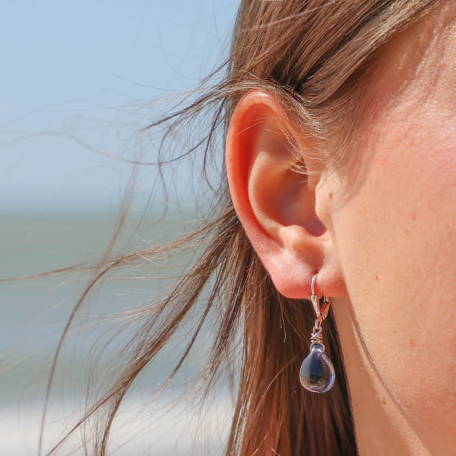 Boucles d’oreilles Ballon en métal argenté et perles bleu-gris, fabrication française.