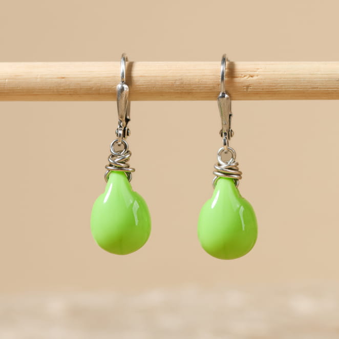 Boucles Ballon argentées, perles vert émeraude, design original – création artisanale française