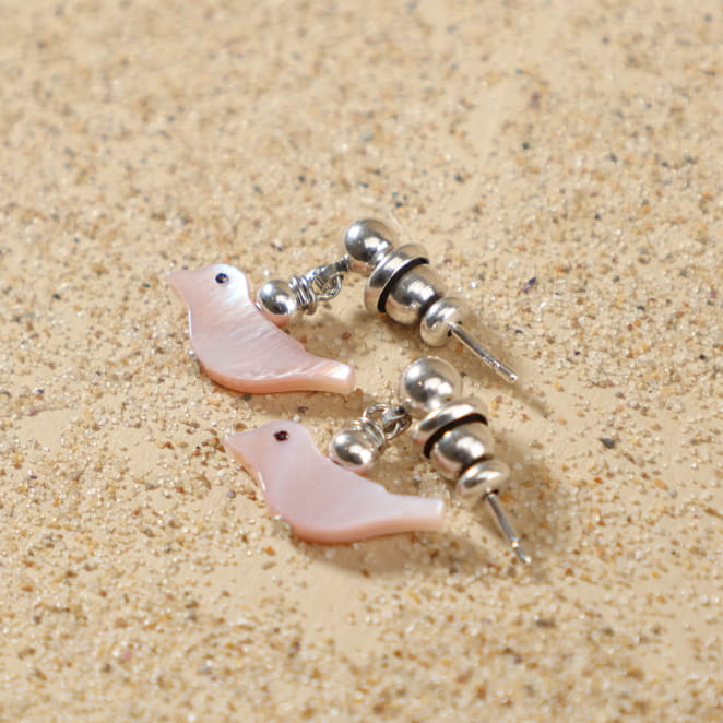 Boucles d’oreilles enfant Britany en métal argenté rosé avec pendentif coquillage, fabrication artisanale française.