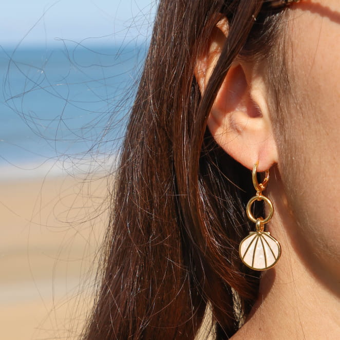 Boucles d'oreilles Caliopee Retour de Plage en coquillage émaillé blanc, monture en métal doré 24 carats, dormeuse dorée – bijou artisanal fabriqué en France