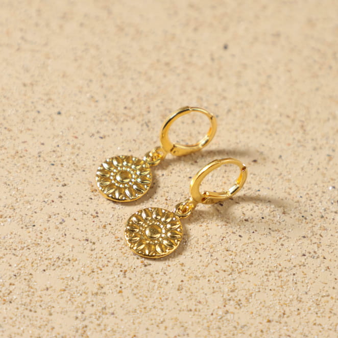 Boucles d'oreilles Camomille Retour de Plage en métal doré à l'or fin 24 carats, avec pendentif rond orné d'un motif floral délicat, montées sur dormeuses en forme d'anneau – bijou artisanal fabriqué en France