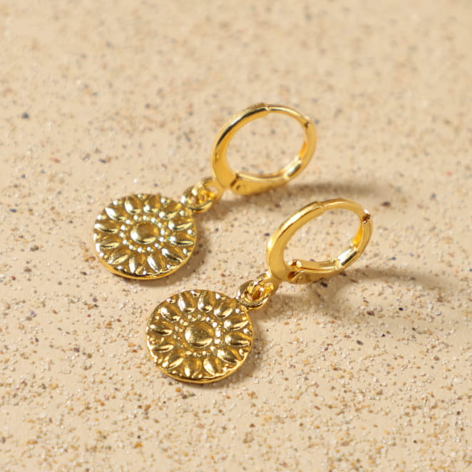 Détail des boucles d'oreilles Camomille avec pendentif floral en métal doré, fermoir dormeuse doré – création artisanale française