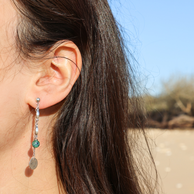 Boucles d’oreilles Casta vertes et multicolores, monture argentée – bijou fait main en France