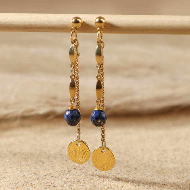 Boucles Casta dorées à l’or fin et perles bleu dur, bijou artisanal français inspiré de l’océan.