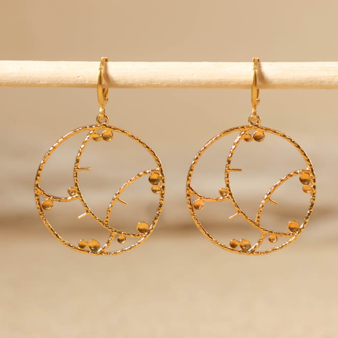 Boucles d’oreilles Cerise en métal doré avec pendentifs ronds ajourés, bijou artisanal français.