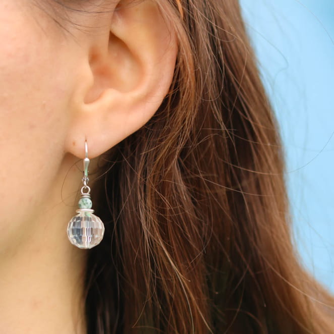 Boucles Conifère argentées, tons verts multicolores, nature et originalité