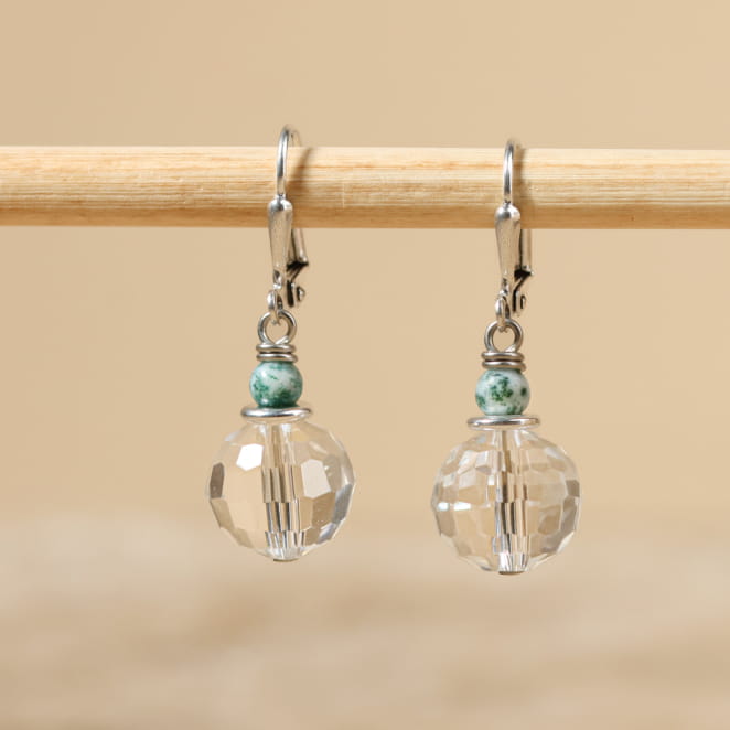 Boucles Conifère argentées, perles vertes et multicolores, comme un feuillage en fête