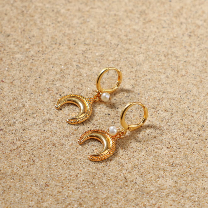 Boucles Corne dorées à l’or fin et perles blanches, bijou artisanal français élégant.