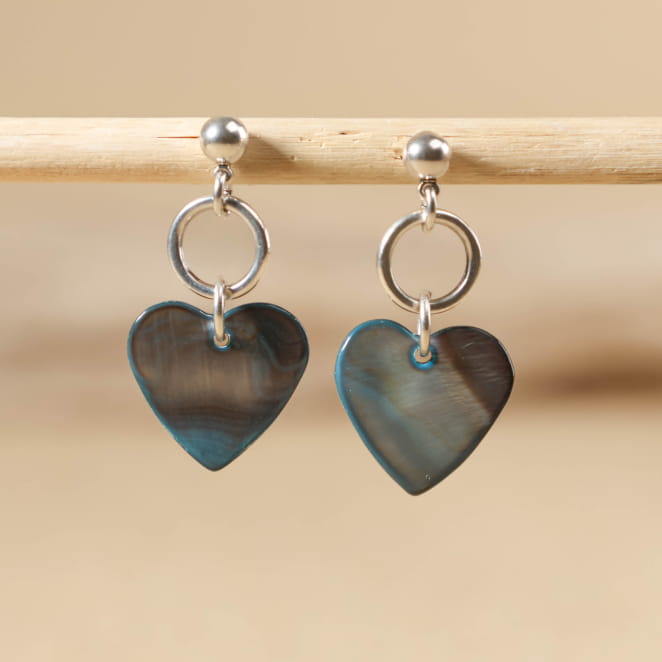 Boucles d’oreilles Cupidon argenté avec cœurs bleus, création artisanale française.