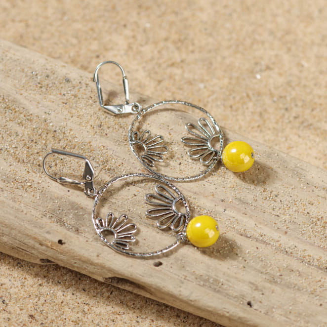 Boucles Dahlia en perles jaunes sur structure argentée, floraison estivale à vos oreilles