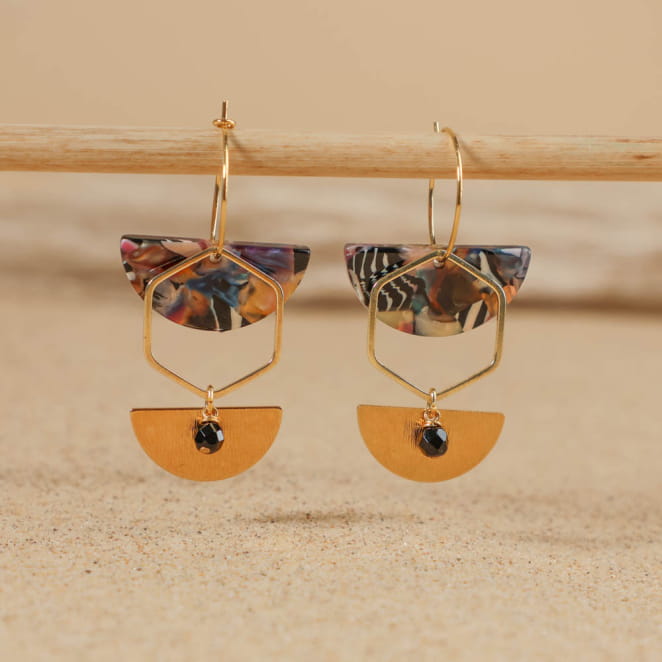 Boucles d’oreilles pendantes Dalida en perles multicolores et métal doré, fabrication française artisanale