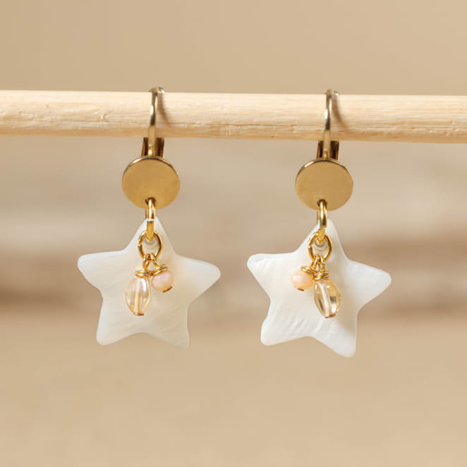Boucles d’oreilles Dallas doré avec étoiles blanches, fabrication artisanale française.