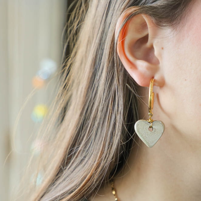 Boucles dorées Debra avec perles beige texturées, éclat solaire discret.