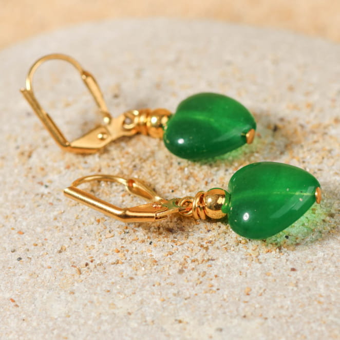 Boucles Dimanche dorées avec perles vert émeraude, bijou fait main éclatant