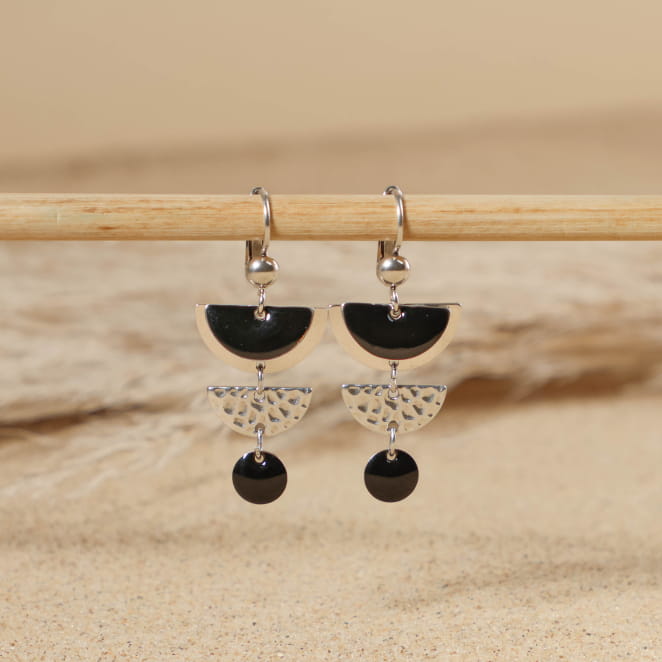 boucles d’oreilles Eve argenté avec perles noires posées sur fond sable