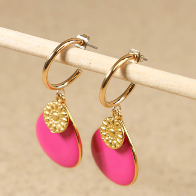 Boucles d’oreilles Flashy en métal doré et pastilles fuchsia, fabrication artisanale française.