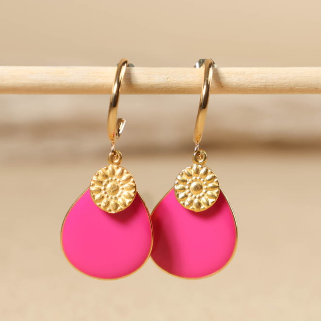 Boucles d’oreilles Flashy doré avec pendentif rond fuchsia, bijou artisanal français.