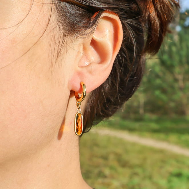 Boucles Galante dorées avec perles marron, portées sur peau dorée – création artisanale française