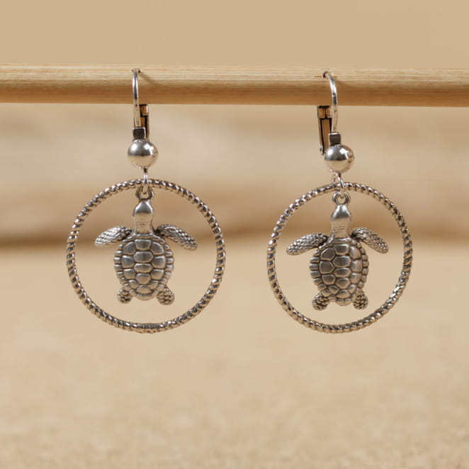 Boucles Galapagos argentées à médaillon gravé, inspiration nature et voyage.